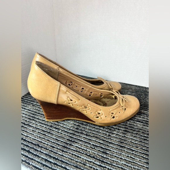 Tan Wedges- Size: 10 - Picture 5 of 8